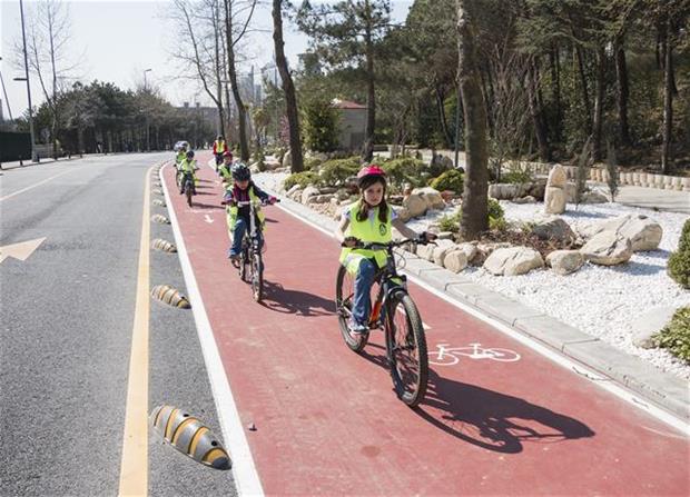 Kaya Park yanındaki bisiklet yolu Kaya Park yanında hizmete sunulan bisiklet yolu