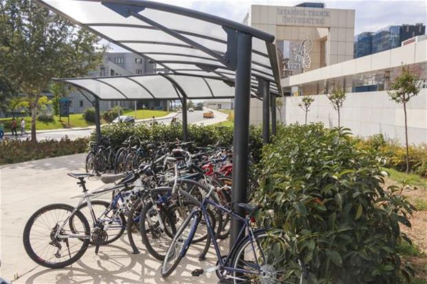 Arı Kapı girişindeki bisiklet parkı Arı Kapının girişindeki bisiklet parkı